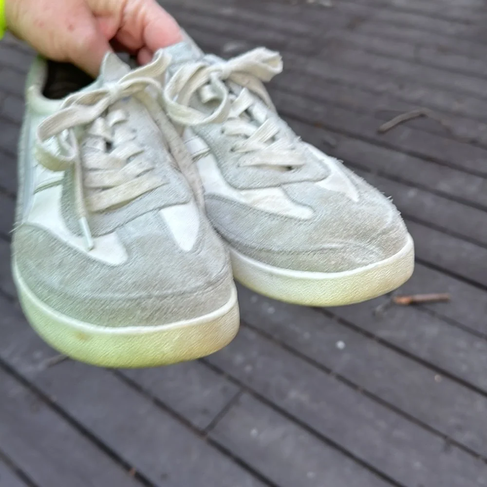 Vionic gray and white leather women’s sneakers size 10